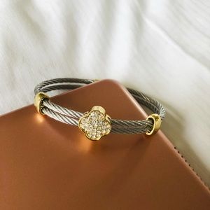 Silver cable bracelet w gold cloverleaf